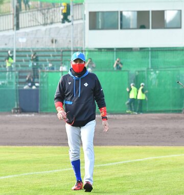  「初采配」も奇抜だった日本ハム・新庄監督（東スポWeb）