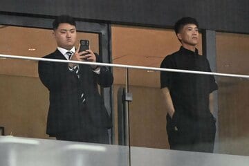 試合をスマホで撮影する佐々木麟太郎。右は城島健司ＣＢＯ