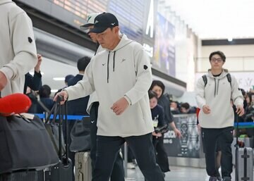 うつむき加減で空港を後にした井端監督
