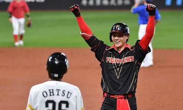 第１打席で左前打を放った日本ハム・山崎福也