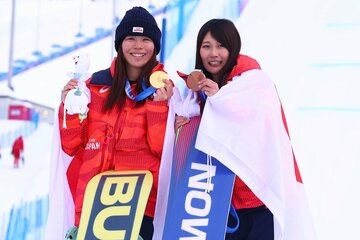 女子ＳＳで金メダルを獲得した深田茉莉（左）と銅メダルの村瀬心椛