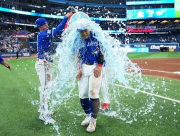 大量の水をかけられ祝福される岡本和真（ロイター）