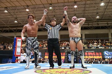 勝ち名乗りを受けるロビー・エックス(右)と石森太二(左)