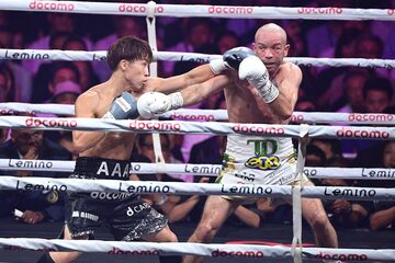３日の防衛戦でドヘニー(左)に圧勝した井上尚弥