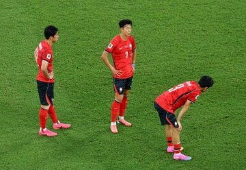 グループリーグ３位となり、うなだれる韓国代表（ロイター）