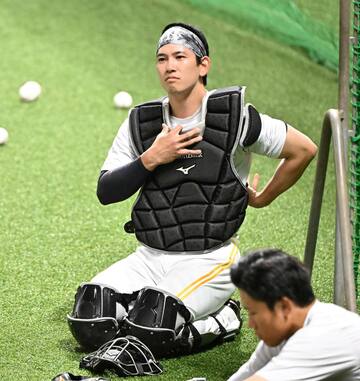 捕手防具をつける栗原陵矢