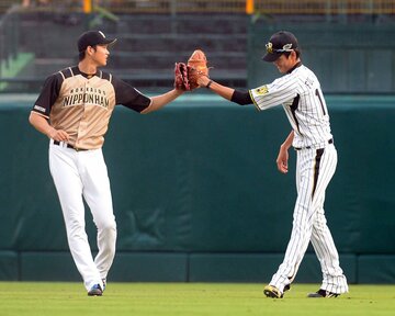 キャッチボールをしてクラブでタッチする（左から）大谷翔平、藤浪晋太郎
