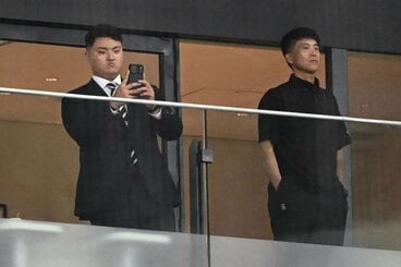 試合をスマホで撮影する佐々木麟太郎。右は城島健司ＣＢＯ