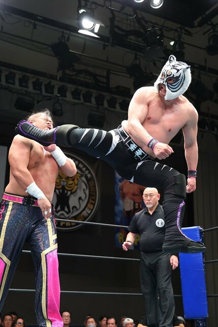 間下隼人(左)にローリング・ソバットを叩き込むスーパー・タイガー