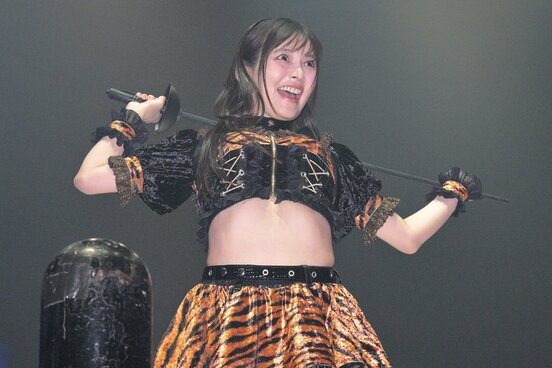 サーベルを持つ上坂すみれ