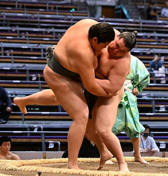 天昇山を寄り切りで破る旭富士