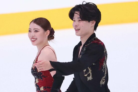 アイスダンスで8位に食い込んだ紀平梨花(左)と西山真瑚の〝りかしん〟