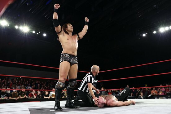 ジョン・モクスリー（右）を下した竹下幸之介©All　Elite　Wrestling