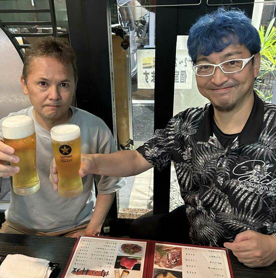 元ボートレーサーの山根大樹さん（左）と宮崎経督記者