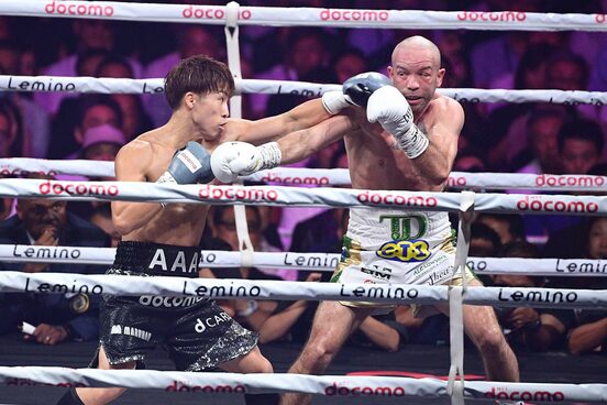 ３日の防衛戦でドヘニー(左)に圧勝した井上尚弥