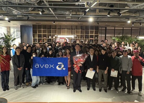 エイベックス社員と交流した広島・新井監督（avex提供）