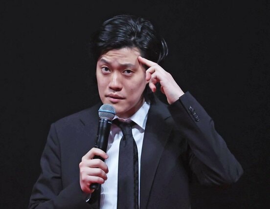 入学式にサプライズゲストで登場した粗品