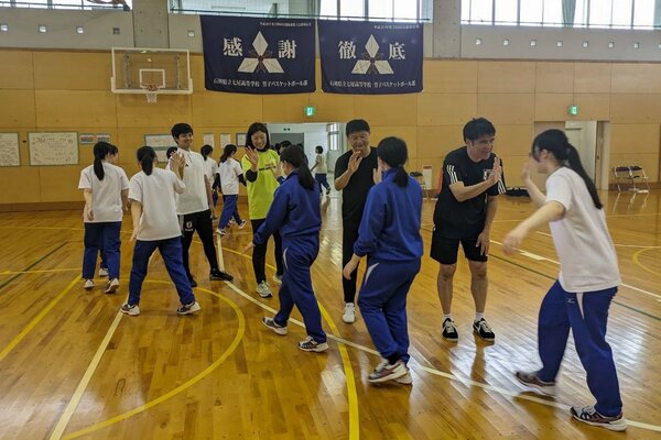 復興支援で七尾高校を訪問した武田修宏氏（右から４番目）