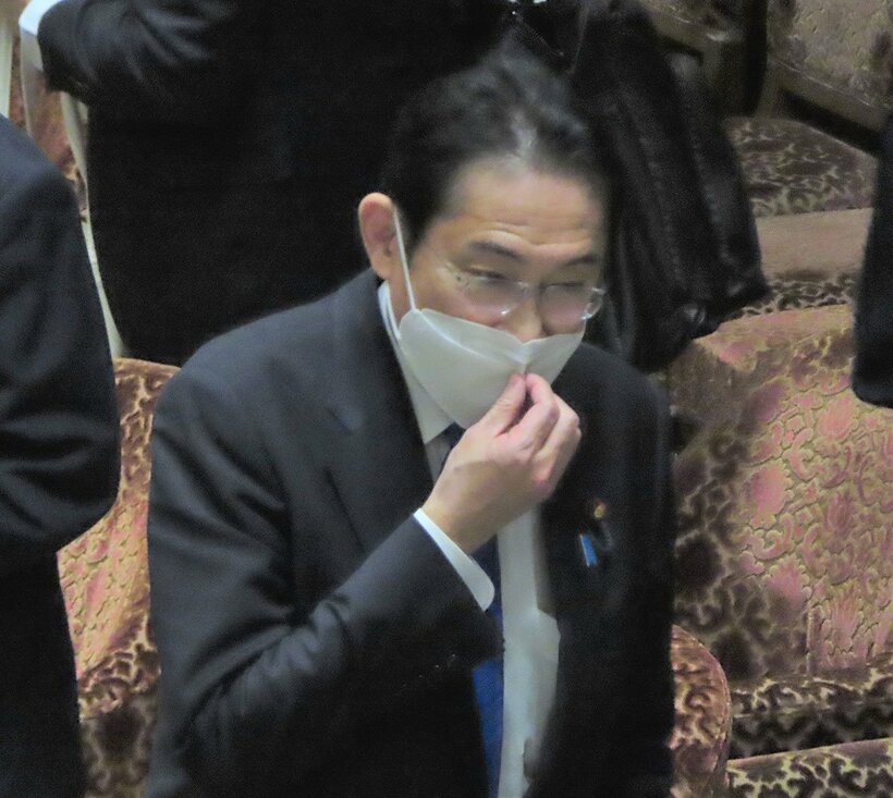 マスクを気にする岸田首相