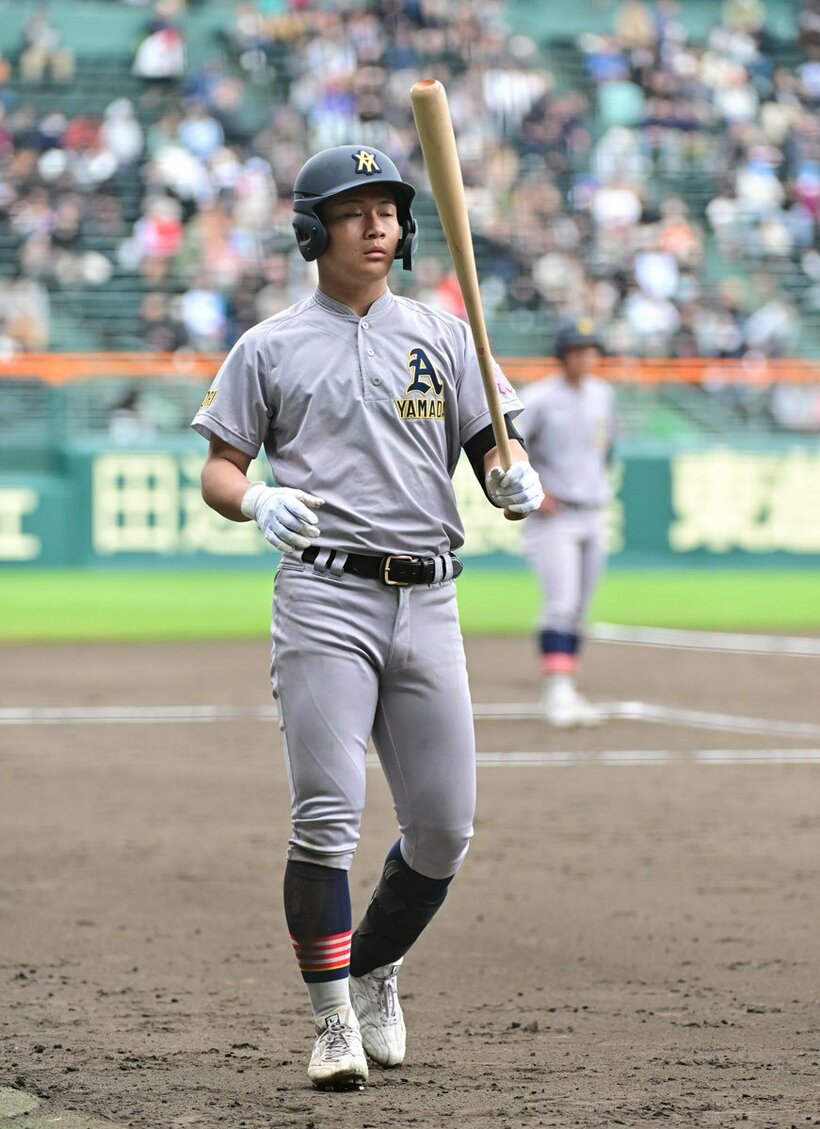 木製バットで打席に向かう青森山田・対馬陸翔