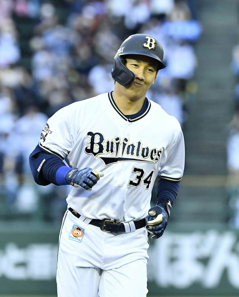  笑顔でダイヤモンドを一周したオリックス・吉田正