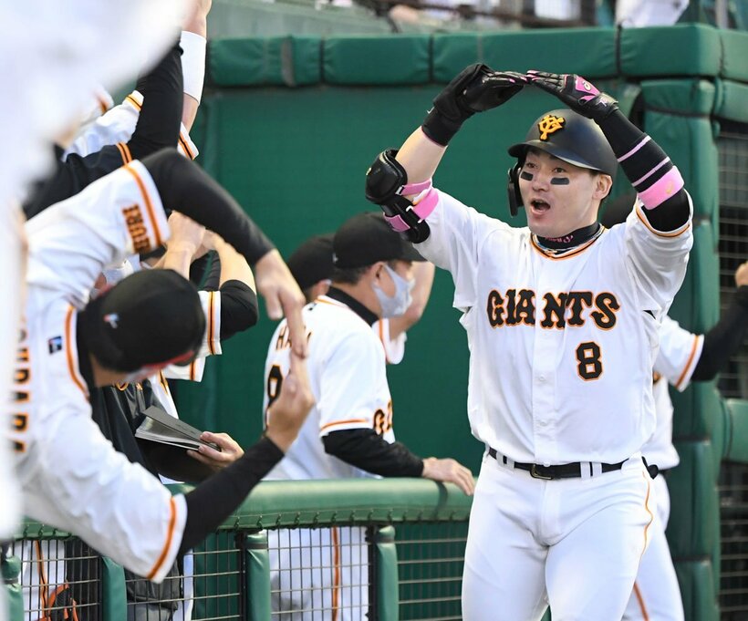  3回に逆転3ランを放った丸(右)はベンチ前で「丸ポーズ」(東スポWeb