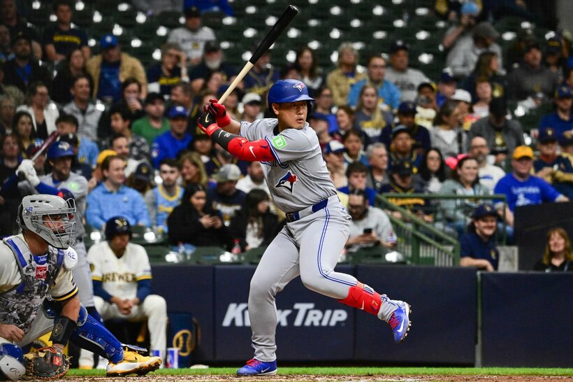 7回、四球を選んだ岡本和真（ロイター）