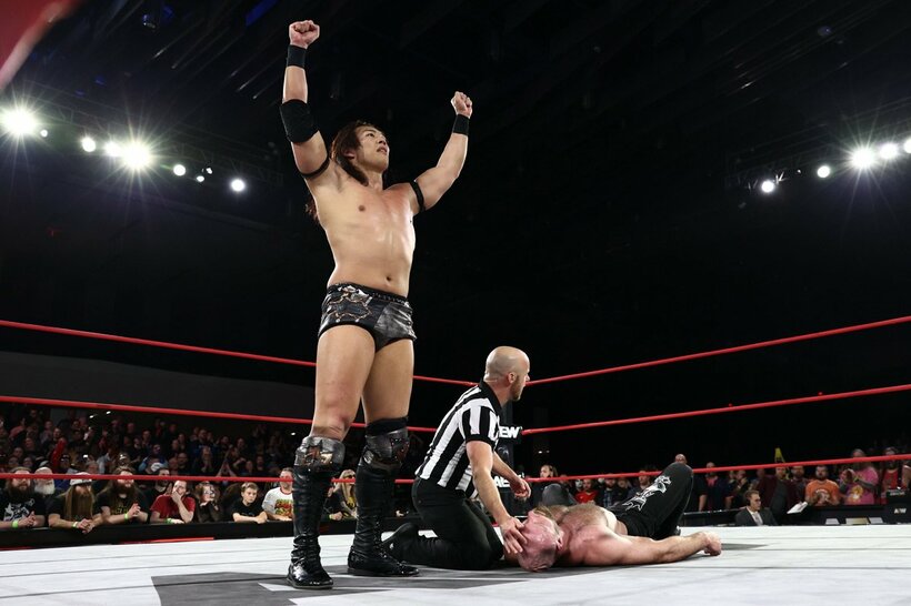 ジョン・モクスリー（右）を下した竹下幸之介©All　Elite　Wrestling