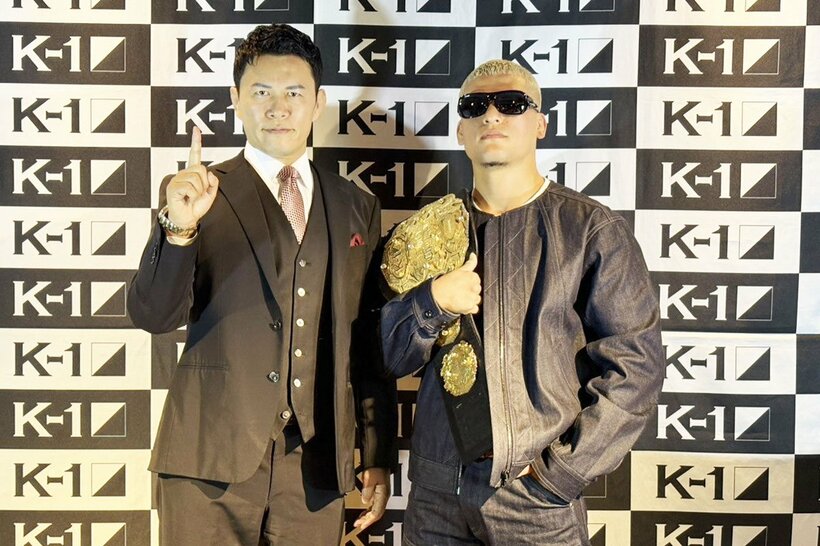 会見を行った須藤元気プロデューサー(左)と、ライト級王者の永澤サムエル聖光