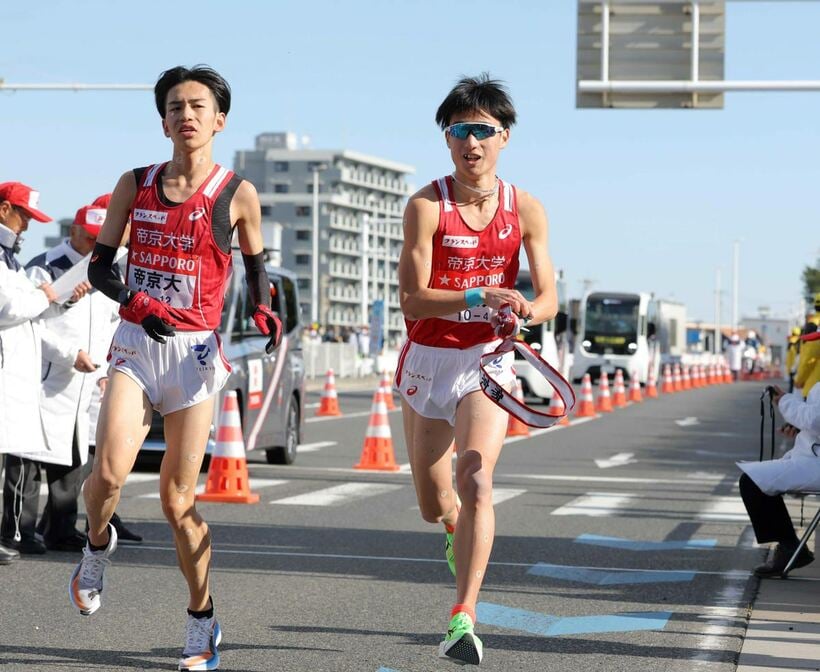 往路の平塚中継所で島田晃希（左）からたすきを受け取った帝京大・谷口颯太（代表撮影）