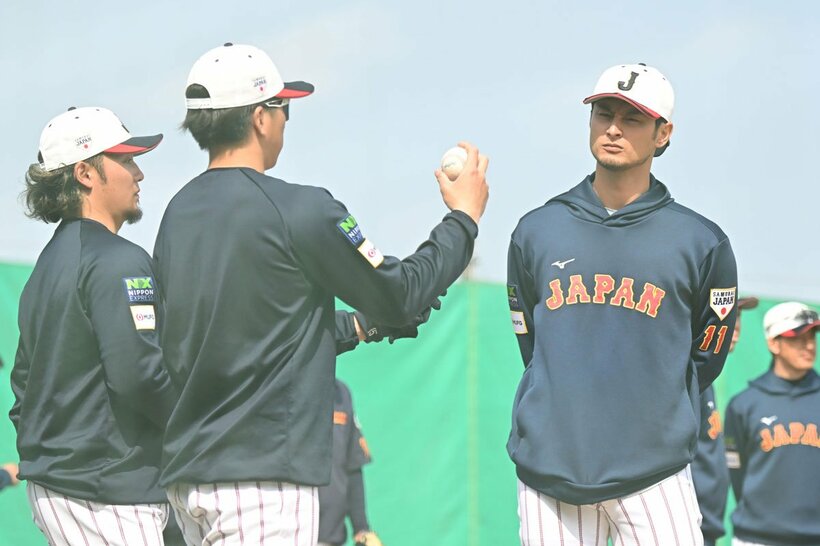 大勢（中）に助言を送るダルビッシュ有
