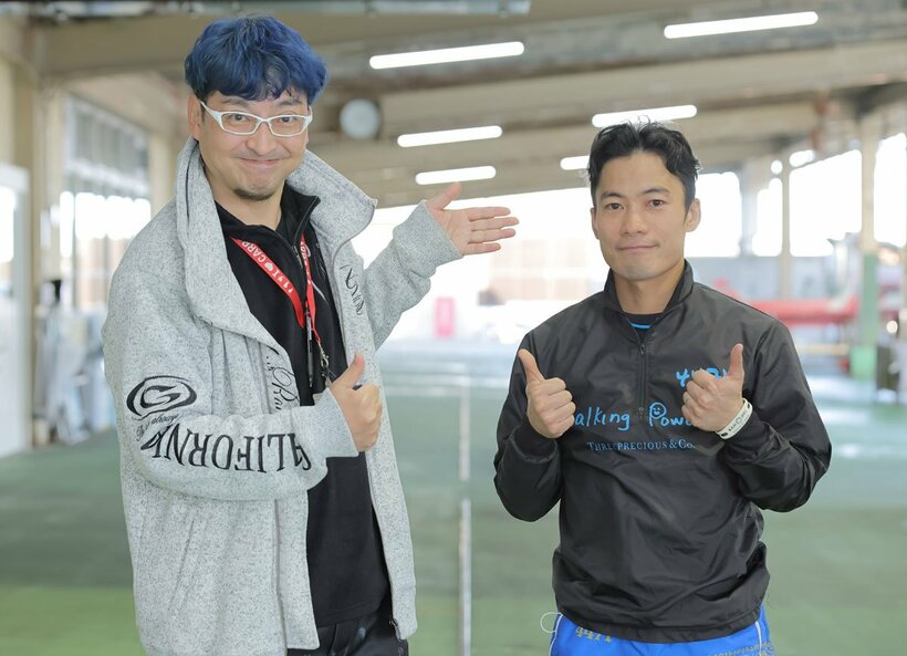 新田泰章（右）と宮崎経督記者