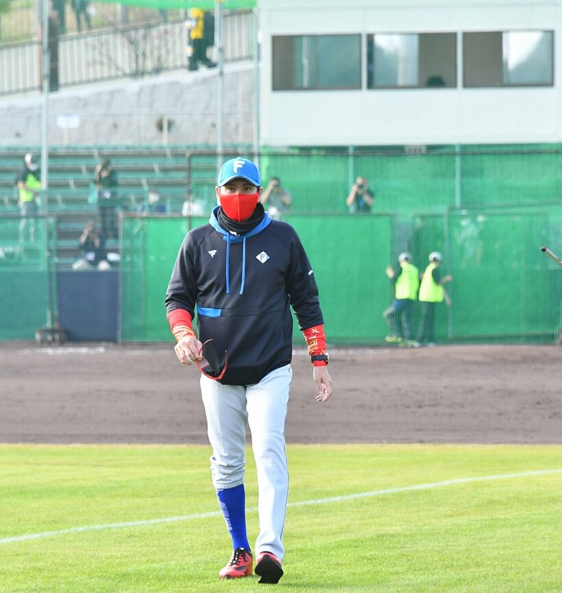  「初采配」も奇抜だった日本ハム・新庄監督（東スポWeb）