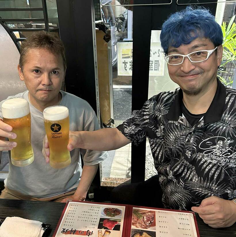 元ボートレーサーの山根大樹さん（左）と宮崎経督記者