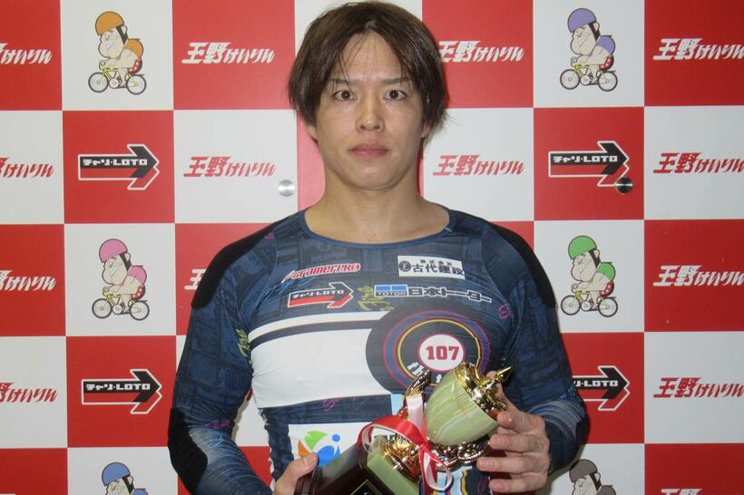 九スポ杯優勝カップを手にした渡辺豪大