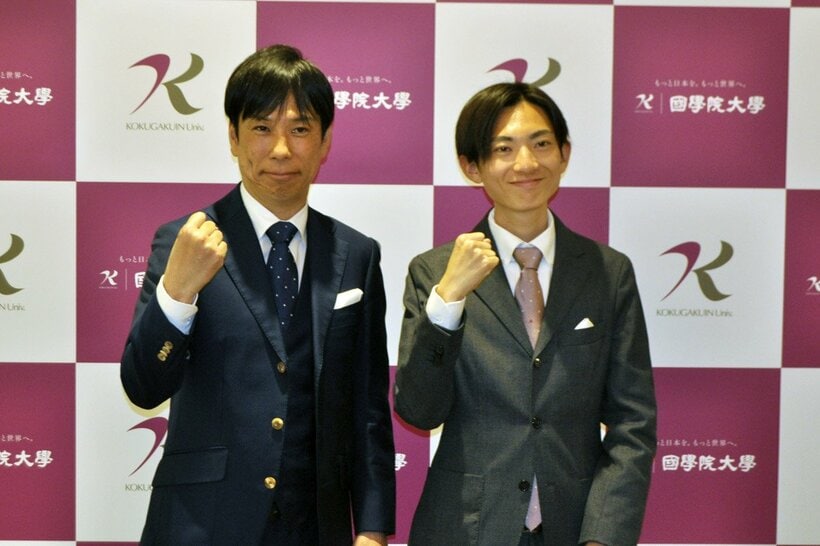 國學院大の前田康弘監督(左)と平林清澄
