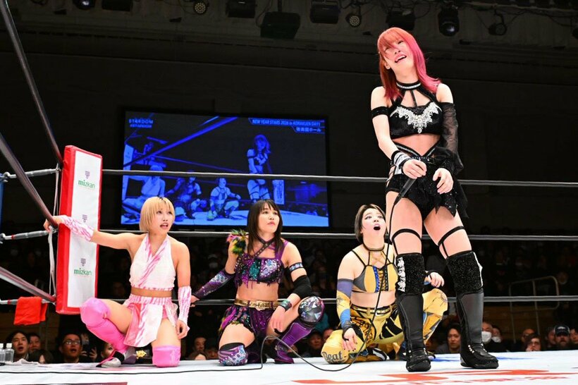 試合後、引退を発表した鹿島沙希(手前右)