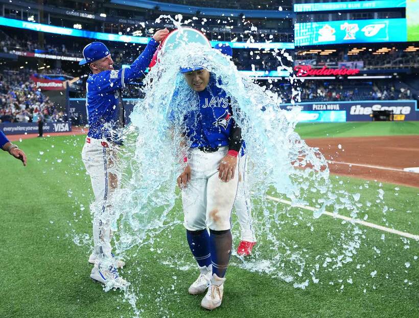 大量の水をかけられ祝福される岡本和真（ロイター）