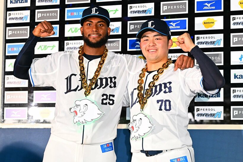 延長サヨナラ弾で西武のＣＳ連敗に終止符を打った助っ人カナリオ(左)。右は投のヒーロー・豆田泰志