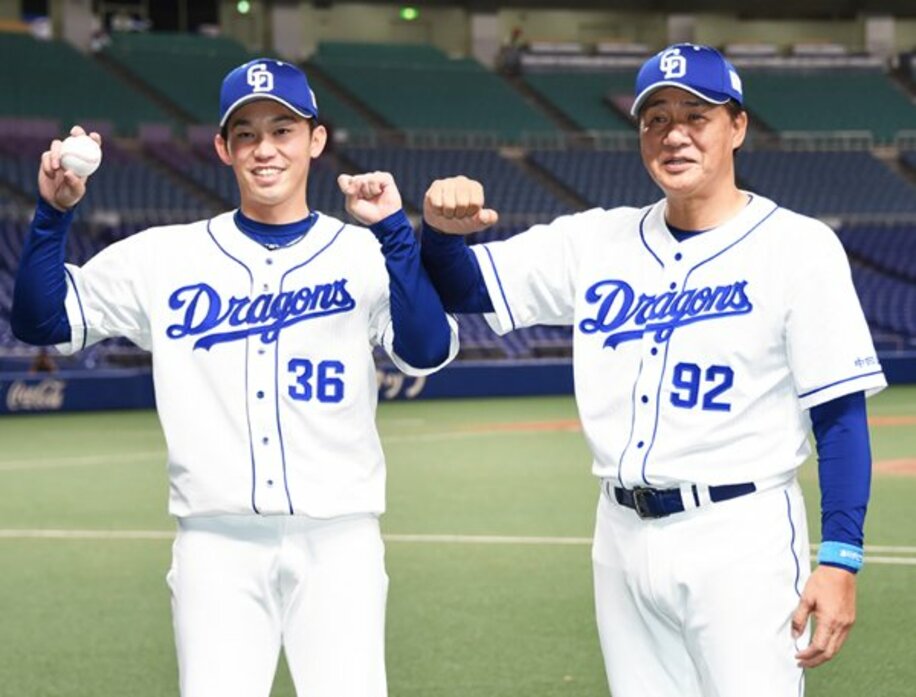  プロ初勝利のルーキー岡野(左)を与田監督はヒジタッチで祝福