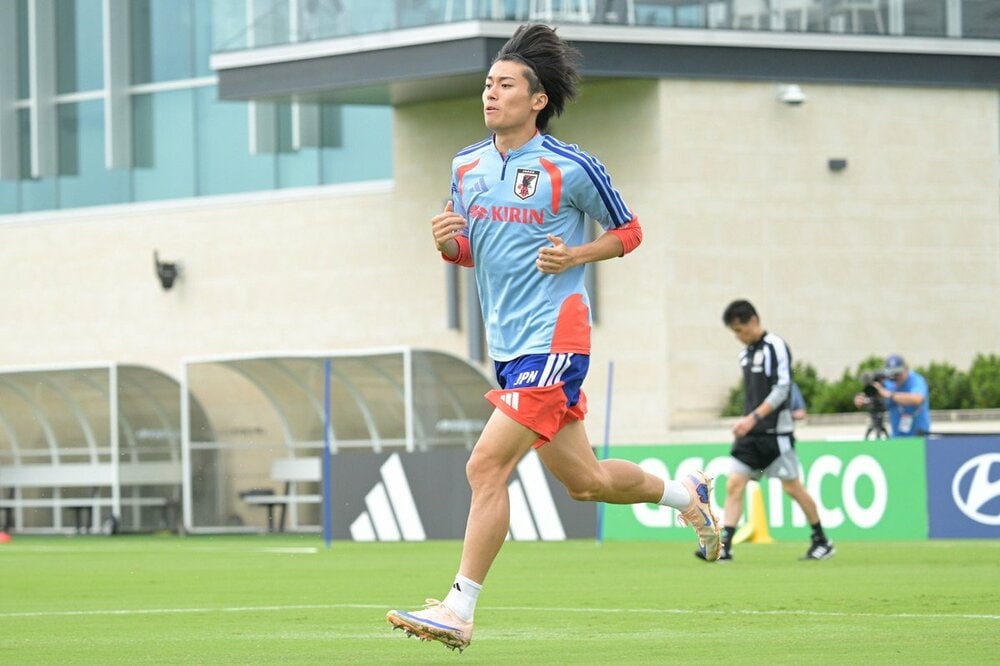 練習で体を動かす中村