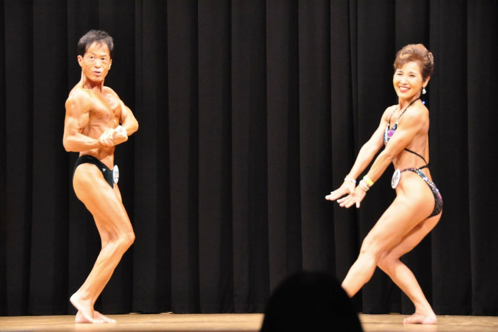 ポーズを決める川北勉(左)と高村奈緒美