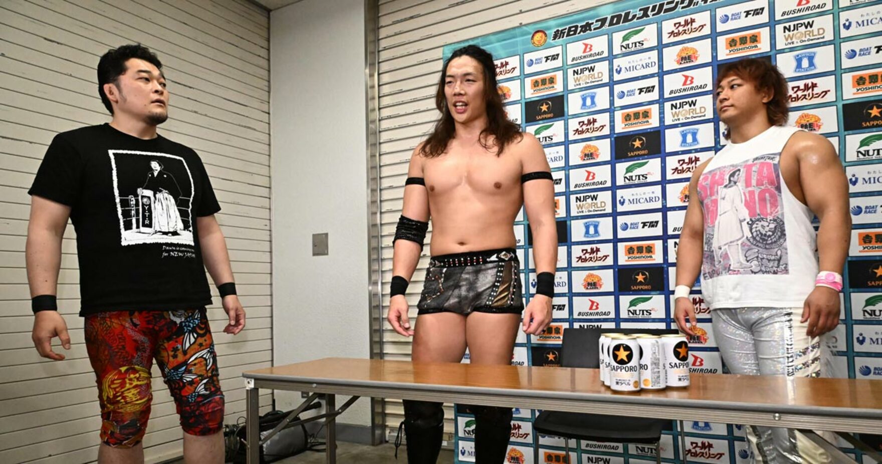 新日本本隊入りを決めた竹下幸之介(中)。左は矢野、右は海野