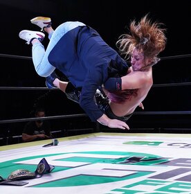  ランブル戦後、小峠に強烈な一撃を見舞ったHAYATA(右)