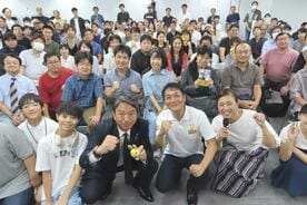 前列中央左から榛葉賀津也幹事長、玉木雄一郎代表、伊藤孝恵参院議員