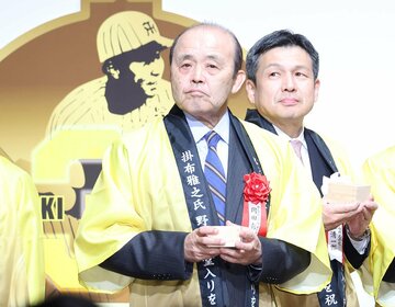 「掛布雅之氏野球殿堂入りを祝う会」に出席した阪神・岡田彰布顧問(手前)