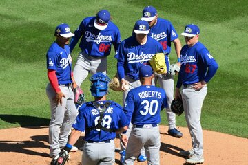 「大丈夫か？」佐々木の元に集まる監督とチームメイト（ロイター）