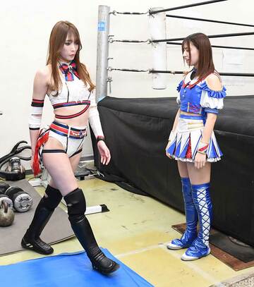  荒井優希（右）に入場時のウオーキングを指導する赤井沙希（東スポWeb）