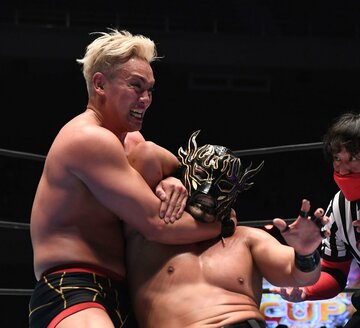  エル・デスペラード（右）を攻めるオカダ（東スポWeb）