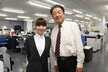 「素敵に餃子道」のロケ中の荻野（左）と布施
